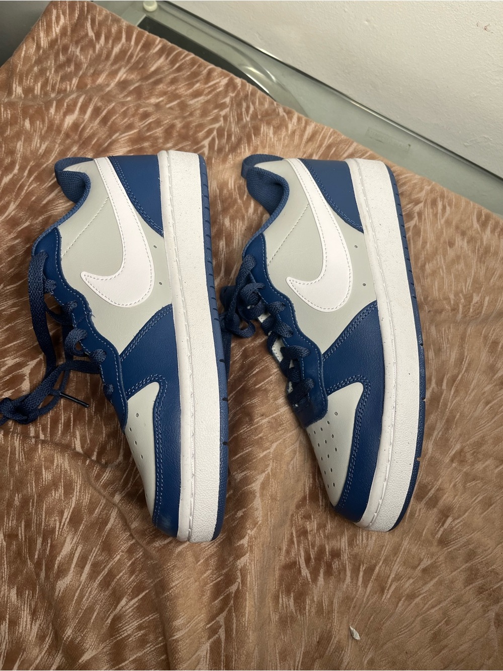 Nike Kids Blue and White Low-Top Sneakers 6Y or 7.5 women’s